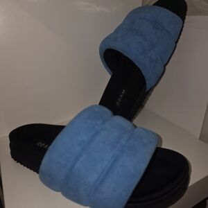 ROAM Women's Vibrant Blue Slippers